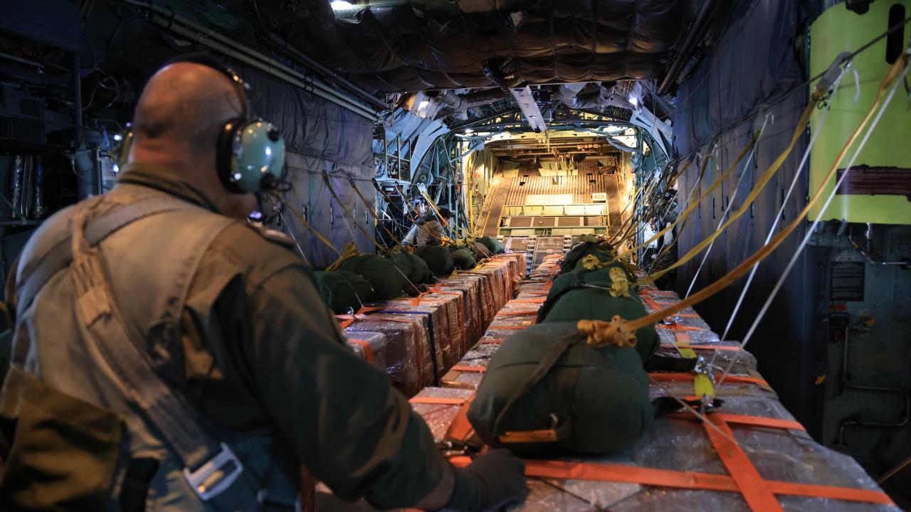 Ürdün, kıtlıkla boğuşan Gazze'ye 5 kez havadan yardım malzemesi indirdi