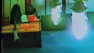 Din görevlisi, müezzinlik mahfilinden düşen çocuğu havada yakaladı