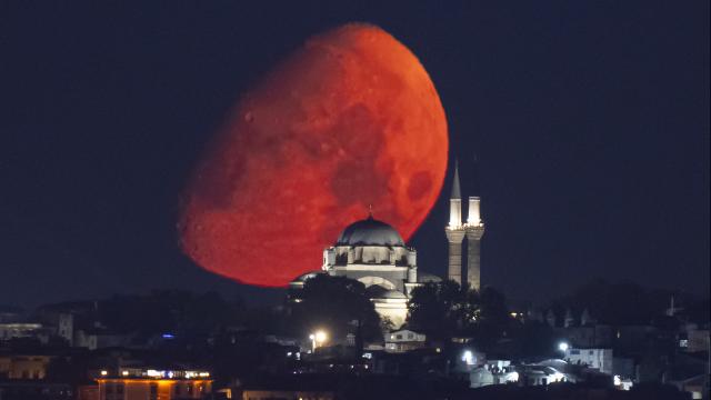 İstanbul'da Ay gökyüzünü süsledi