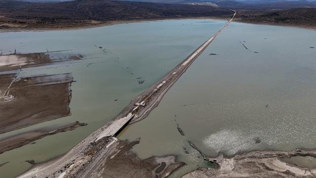 İzmir'de kuraklık alarmı: Eski İzmir-Çeşme kara yolu ortaya çıktı