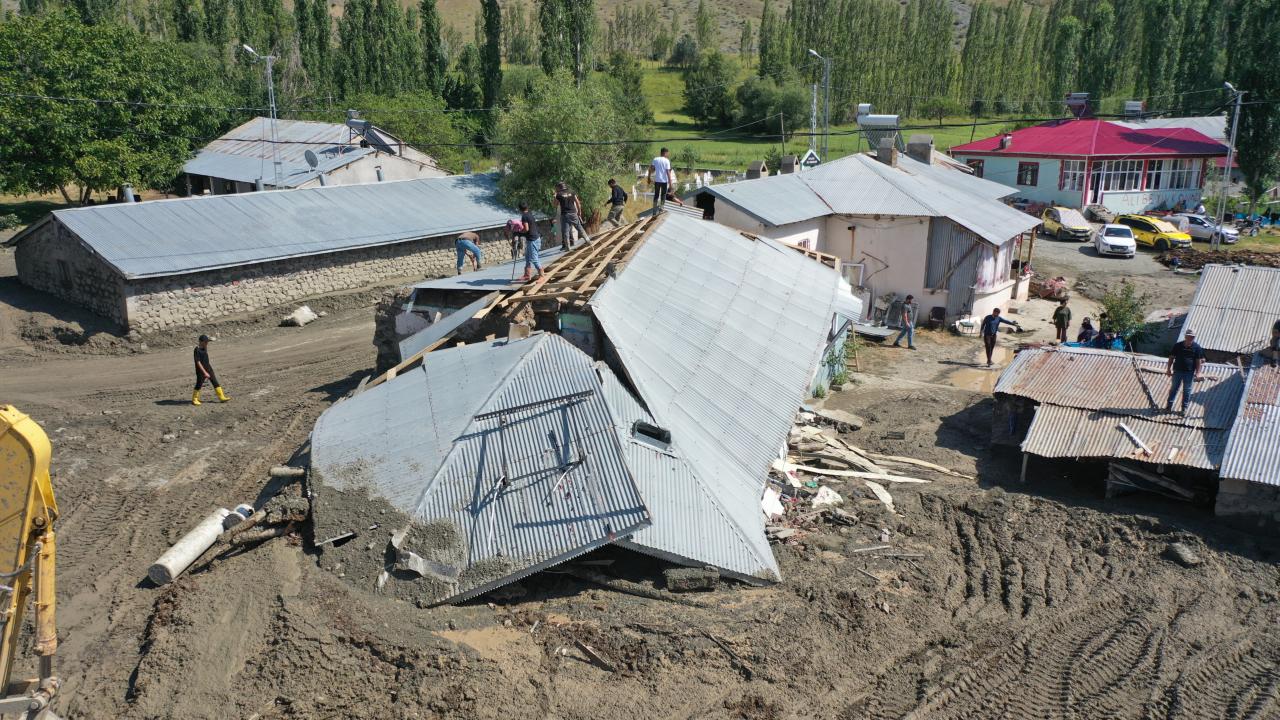 Kars'ta sel ve heyelan: Evler ve ahırlar yıkıldı