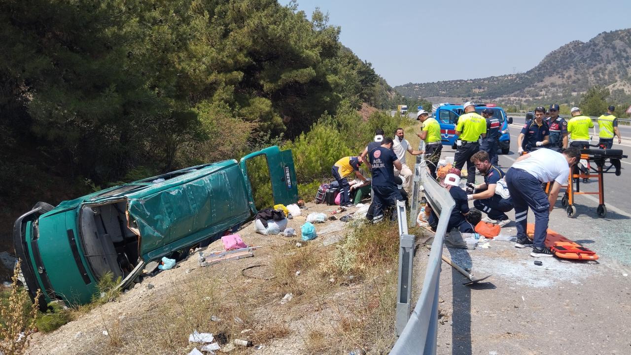 Sivas'ta minibüs devrildi: 13 yaralı