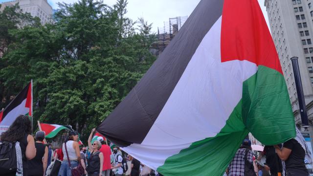 New York'ta işgalci İsrail'in Gazze soykırımına tepki yürüyüşü düzenlendi