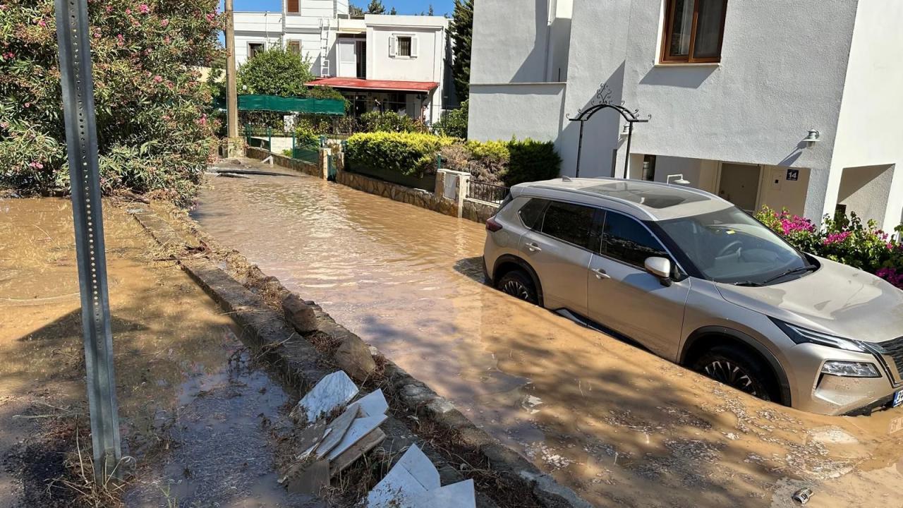 Bodrum'da ana su hattı patladı: Yol çöktü, tonlarca su boşa aktı