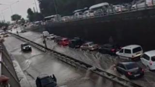 Denizli'de alt geçitleri su bastı, onlarca araç mahsur kaldı