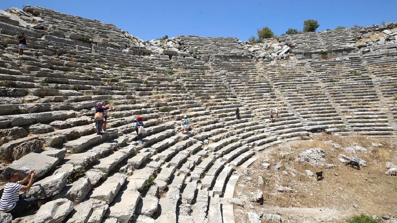 Selge Antik Kenti'nin gönüllü rehberliğini yapan mahalle sakini Yörükler, tarihi değerlere de sahip çıkıyor