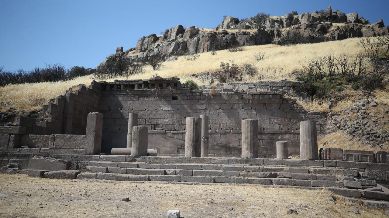 Assos'ta 3 bin 500 yıllık sütunlar gün yüzüne çıkarılıyor