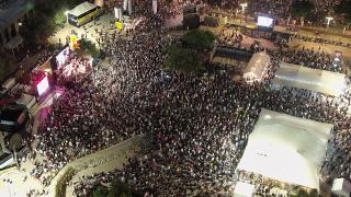 Tel Aviv'de binlerce kişi Netanyahu'ya tepki için bir araya geldi