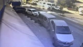 Kaza yapan tırın kayarak 5 araca daha çarptığı anlar kamerada