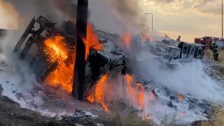 Yağ ve yedek parça yüklü tır devrildi: Yanıcı maddeler alev aldı