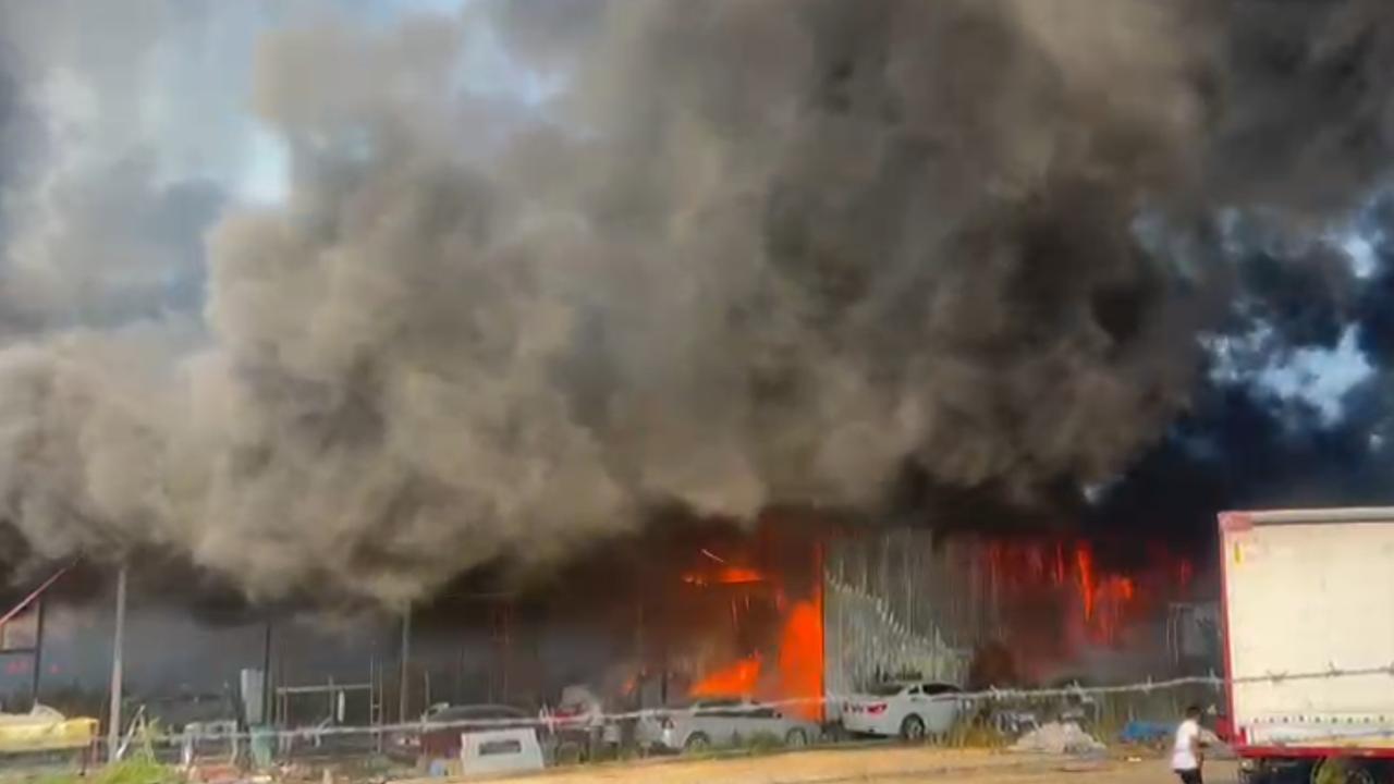 Antalya'da otluk alanda başlayan yangın iş yerlerine sıçradı