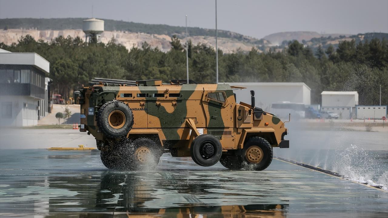 Taktik tekerlekli zırhlı araç sürücüleri eğitiliyor
