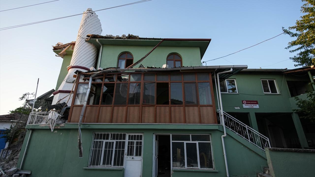 49 yıllık camide hasar oluştu