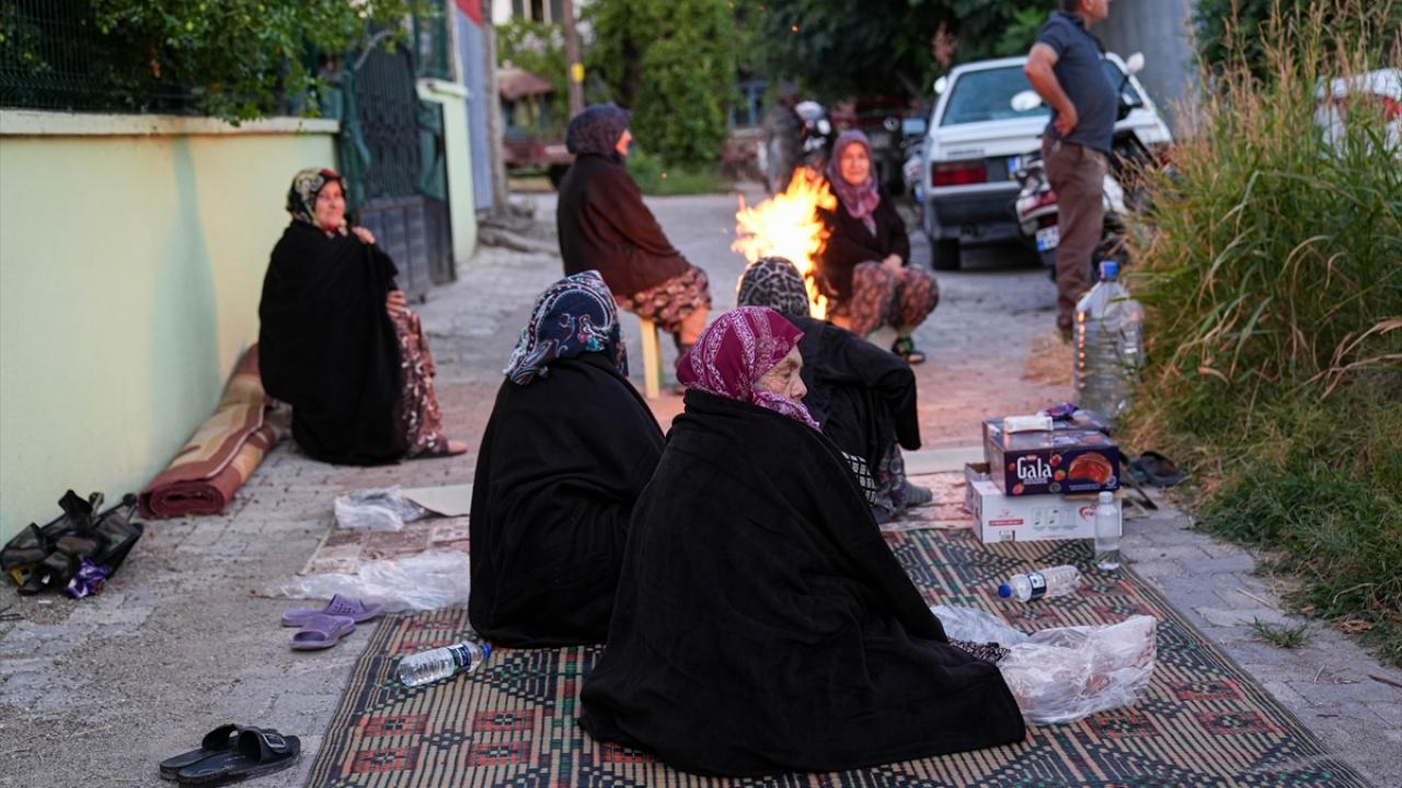 Bazı vatandaşlar, geceyi Sındırgı Atatürk Stadyumu`nda geçirdi