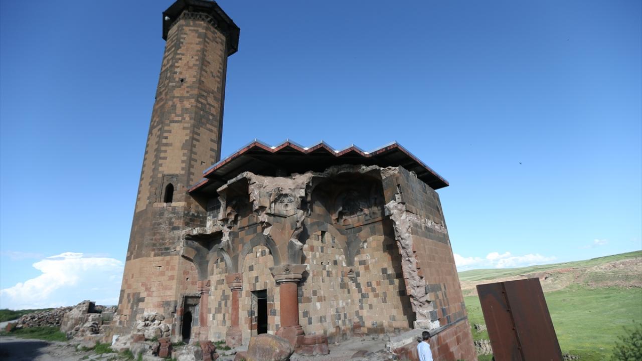 Camide ezan sesi yükselmeye başladı