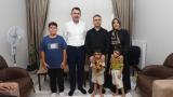 Bakan Kurum Adıyaman'da evlerine kavuşan depremzede aileye misafir oldu