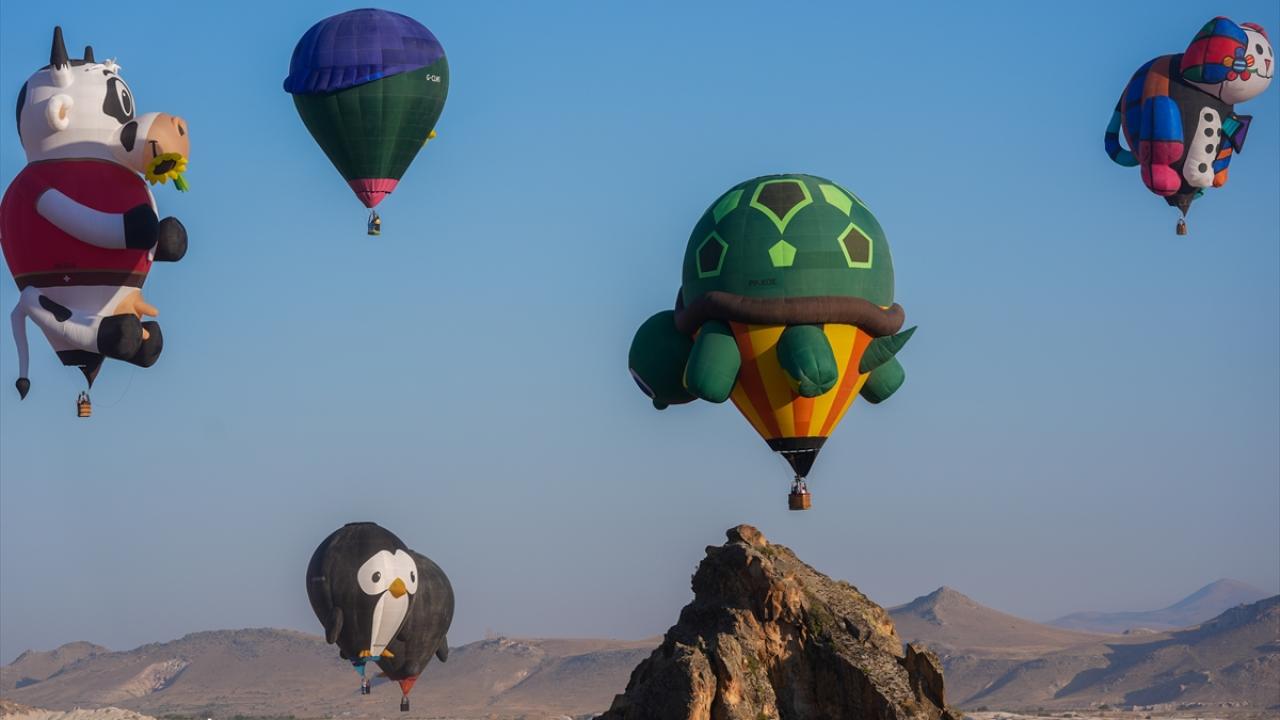Kapadokya semaları figürlü balonlarla renklendi