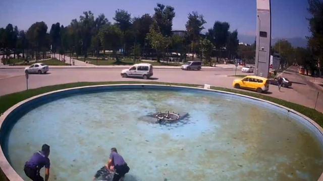 Havuza düşen alkollü şahsı polisler kurtardı