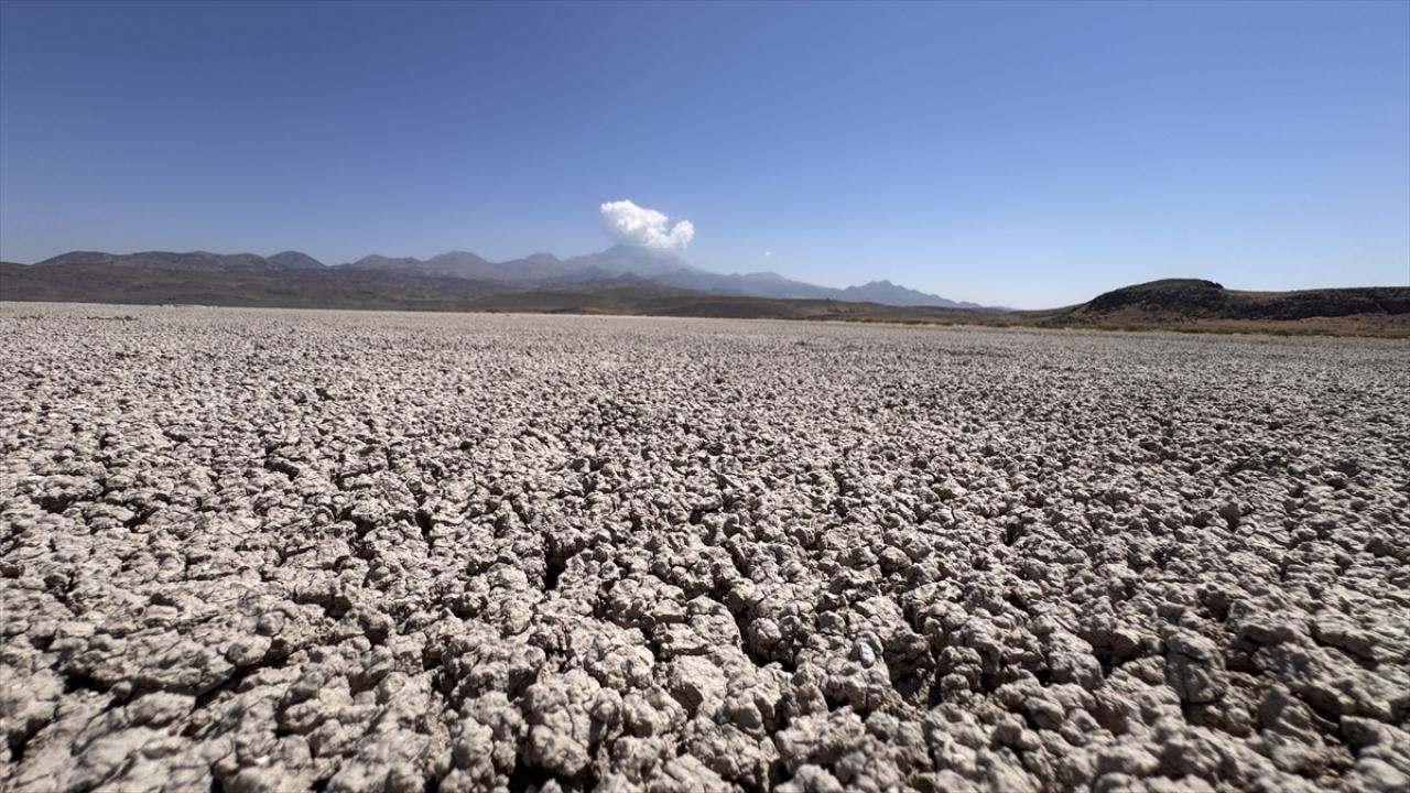 Erciyes'in eteğindeki kuruyan göl "Çöl"e döndü