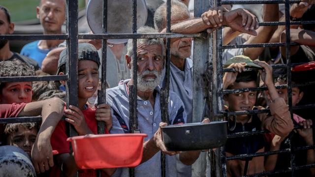 Gazze'de açlıkla mücadele eden Filistinlilere, yemek dağıtıldı