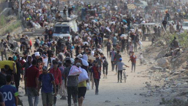 İsrail'in açlığa mahkum ettiği Gazzeliler, yardım almak için Netzarim Koridoruna akın etti