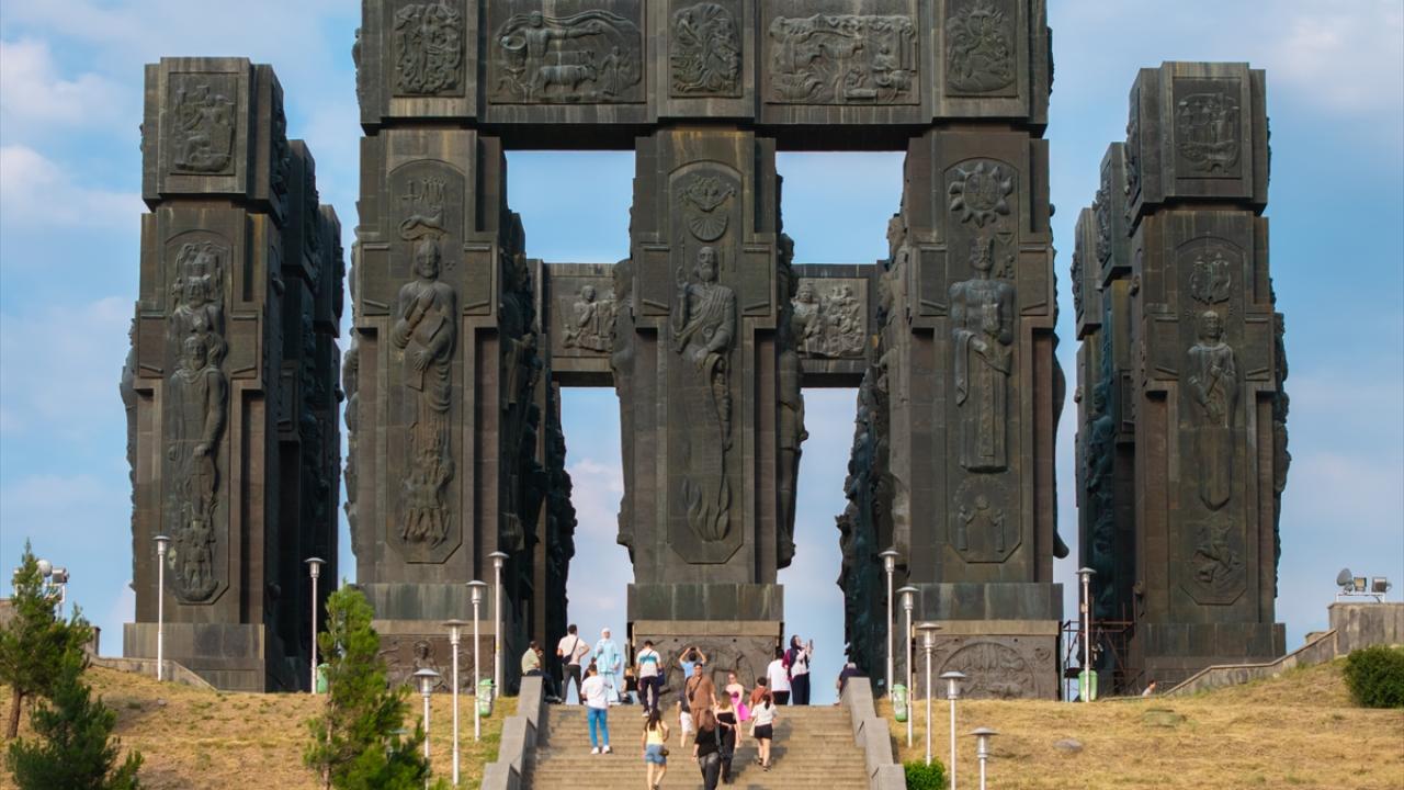 Tiflis’te yarım kalan “Gürcistan Tarihi Anıtı”