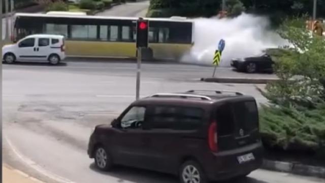 İETT otobüsünden çıkan beyaz duman sürücülere zor anlar yaşattı