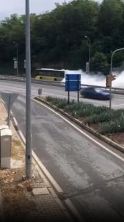 İETT otobüsünden çıkan beyaz duman sürücülere zor anlar yaşattı