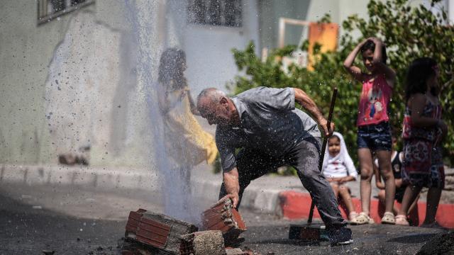 İZSU patlayan su borusunu tamir etmedi, mahalleli isyan etti