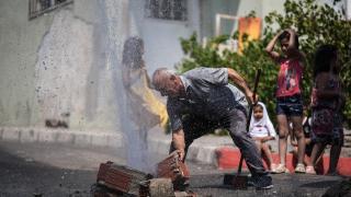 İZSU patlayan su borusunu tamir etmedi, mahalleli isyan etti