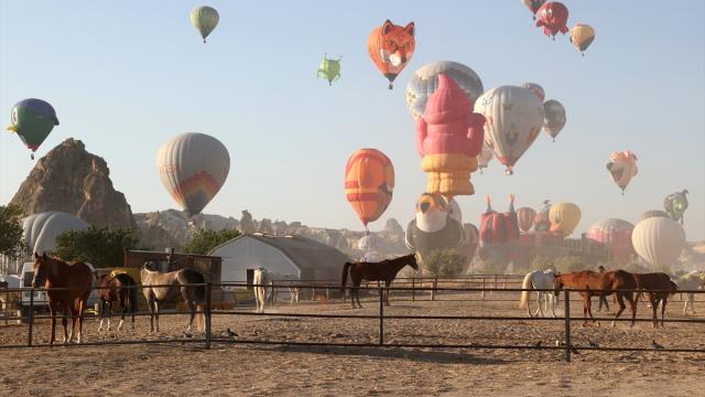 Kapadokya semaları figürlü balonlarla renklendi