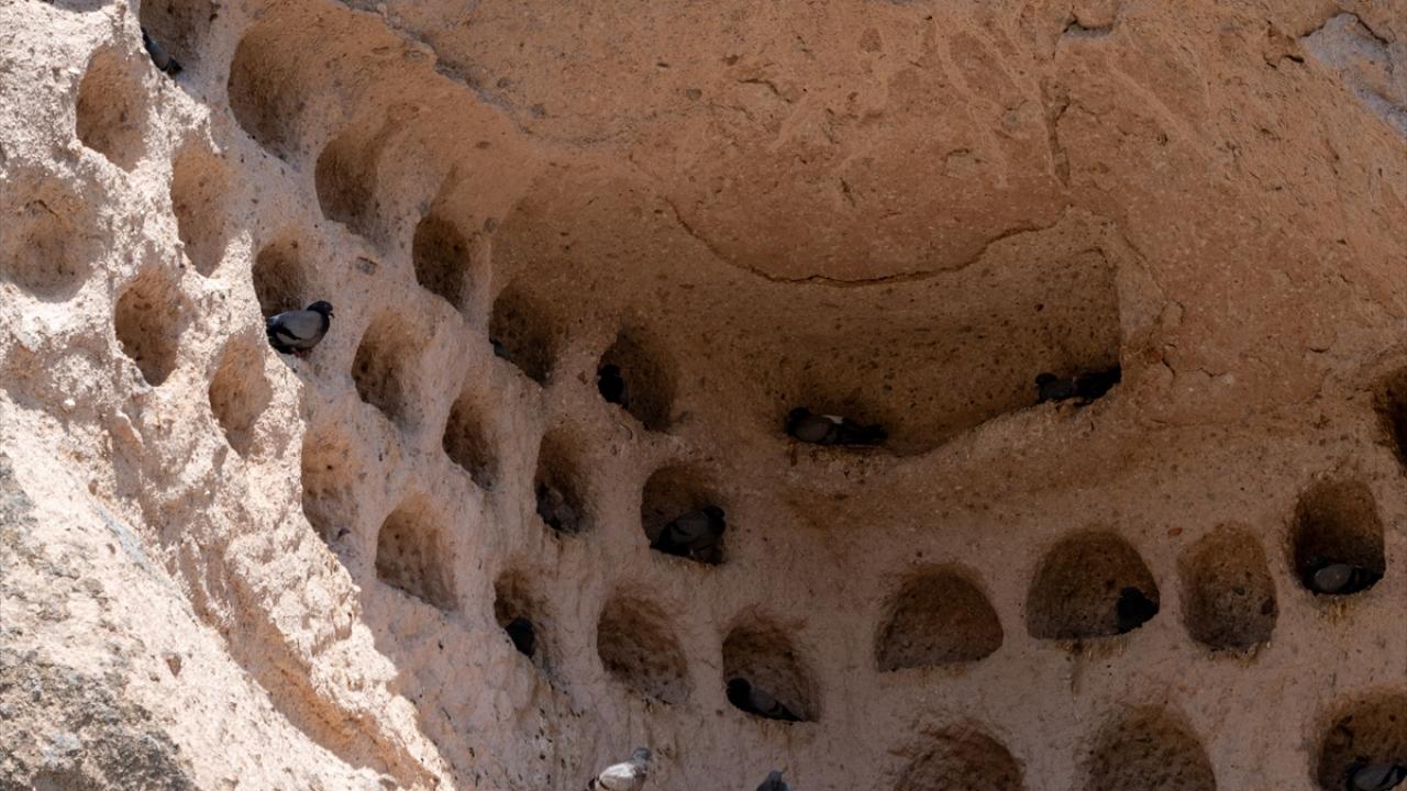 Kapadokya’nın vadilerinde kayalara oyulmuş güvercinlikler
