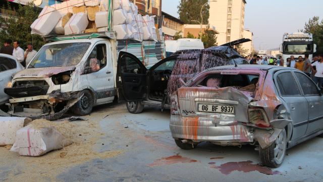 Bitlis'te freni boşalan tır 11 araca çarptı