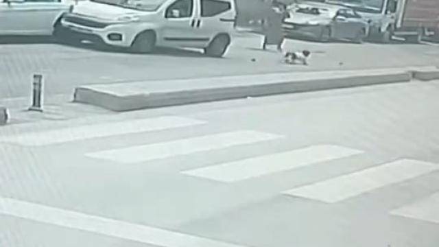 Çocuğa çarpmamak için manevra yaptı, araca çarptı: O anlar kamerada