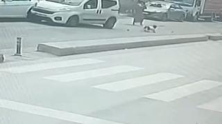 Çocuğa çarpmamak için manevra yaptı, araca çarptı: O anlar kamerada
