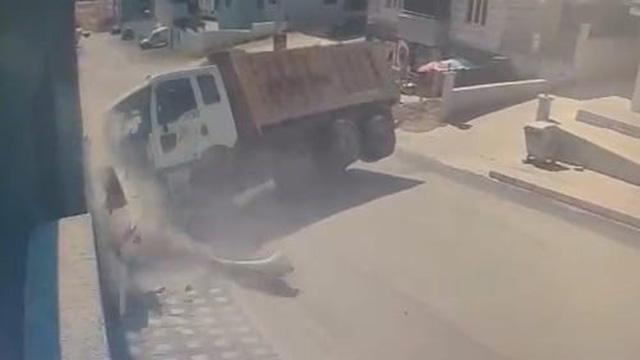 Freni patlayan kamyonun altında kalmaktan saniyelerle kurtuldu