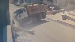 Freni patlayan kamyonun altında kalmaktan saniyelerle kurtuldu