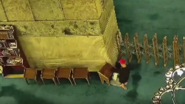 Ayasofya Camii'ndeki kundaklama girişimi kamerada