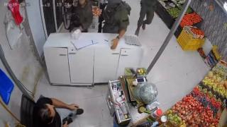 İşgalci İsrail güçlerinin dükkana saldırısı kamerada