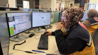 Oğlunun boğazına fındık kaçan anneyi 112 çalışanı sakinleştirdi