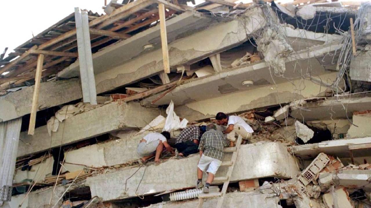 17 Ağustos Marmara Depremi'nden unutulmayan fotoğraflar