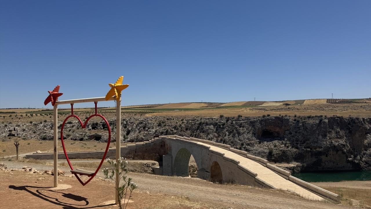 Kızılin Köprüsü ve Kaya Mezarları