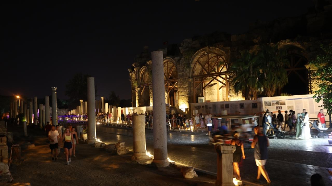 Turist otelden çıkıp, farklılıkları keşfediyor