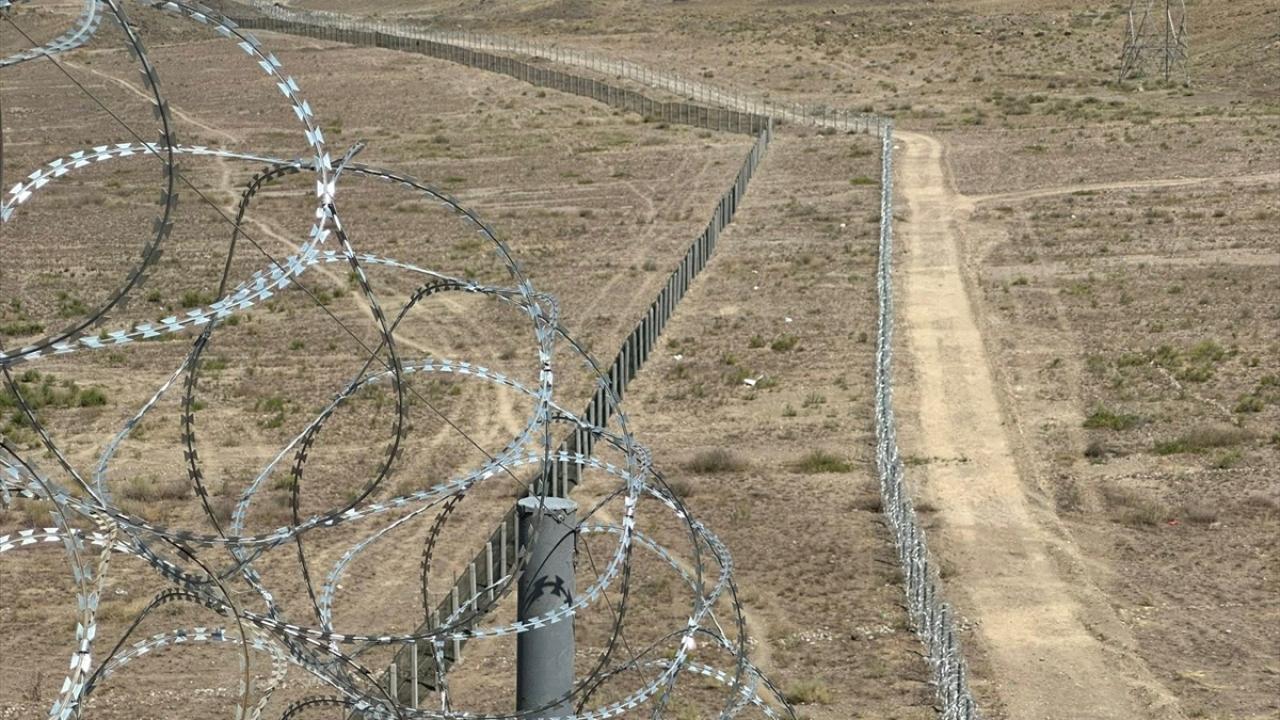 Kırgızistan, Tacikistan sınırına tel örgü çekme çalışmalarına başladı