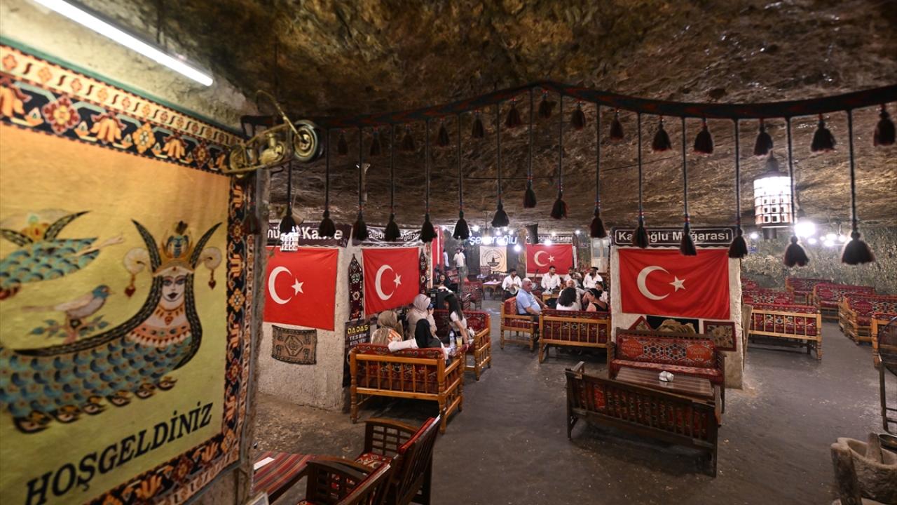 "Sıcaktan bunalanlar mağarada serinliyor"