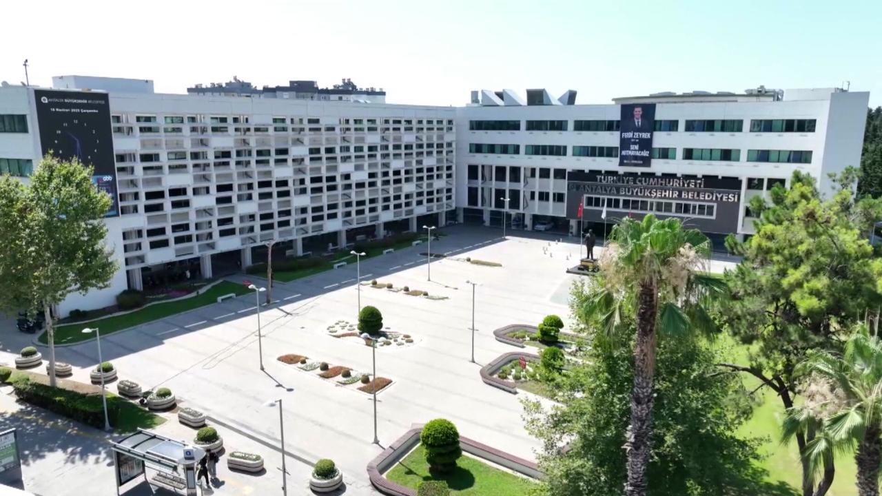 Antalya Büyükşehir Belediyesine yönelik rüşvet ve yolsuzluk soruşturmasında 8 kişi tutuklandı