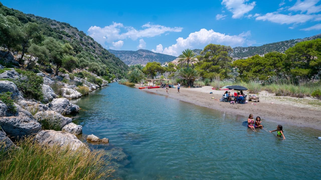 Demre'nin tatlı su plajı ziyaretçilerini ağırlıyor