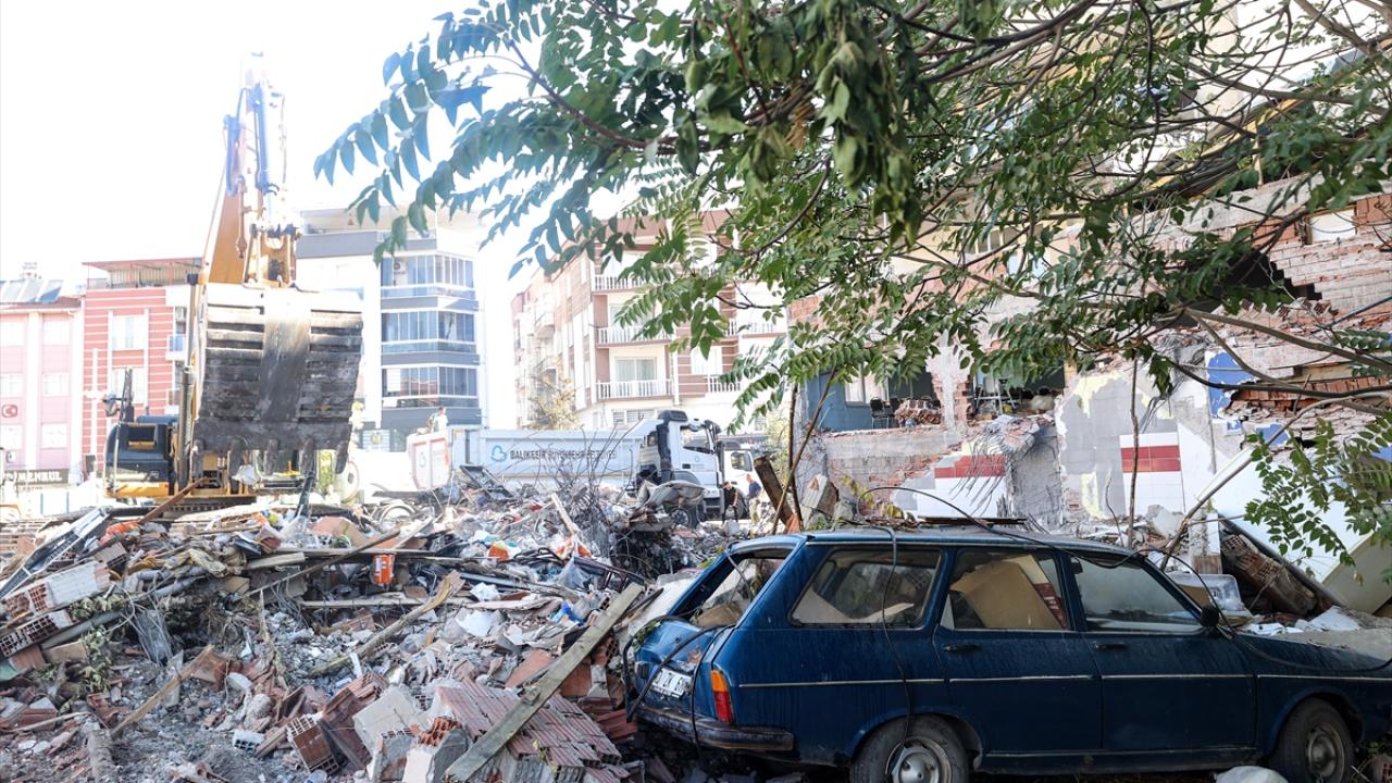 Balıkesir'deki depremde yıkılan binanın enkazı kaldırılıyor