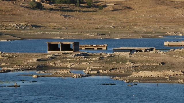 Kuraklık nedeniyle su seviyesinin düştüğü barajda eski yerleşim yeri ortaya çıktı