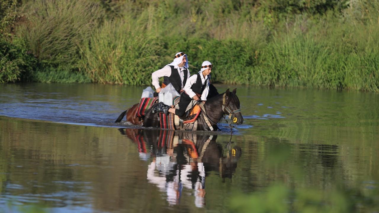 Diyarbakır'ın "Buzcu Baba"sı tarladaki işçileri serinletmek için at sırtında yollarda